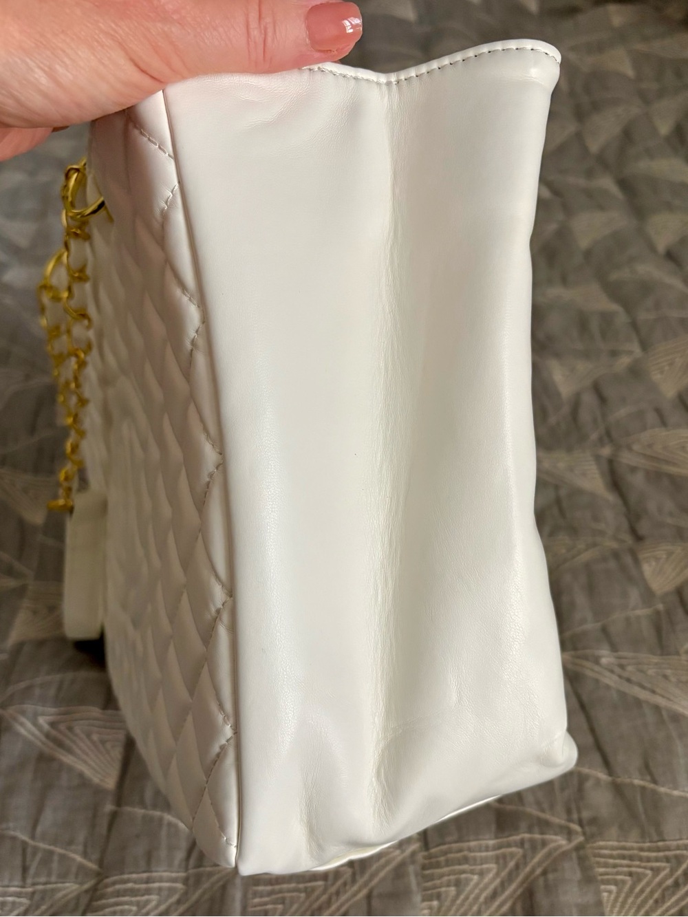 NWOT Classic Quilted Shoulder Bag with Gold Chain - Picture 6 of 11